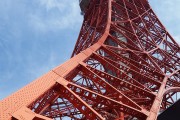 自由度高、畫面精美的免費(fèi)游戲模仿大受歡迎，最刺激、畫面逼真的5V5在線戰(zhàn)斗游戲，眾玩家熱捧的完全免費(fèi)游戲