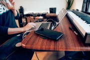 在當今這個信息化時代，網(wǎng)絡已經(jīng)成為了人們生活和工作中不可或缺的一部分。而視頻播放成為了一個必不可少的功能，不僅能夠觀看各種類型的影片，還能夠滿足一些特殊的需求。本文將重點探討網(wǎng)站播放視頻的插件的相關知識。，掌握網(wǎng)站播放視頻插件的基本使用技巧