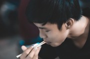 飯錢游戲免費(fèi)游戲——一窺當(dāng)代年輕人的生活現(xiàn)狀，飯錢游戲，年輕人的現(xiàn)實(shí)生活反映