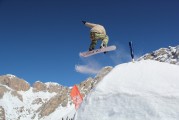 一場(chǎng)在雪地里舉行的冰上運(yùn)動(dòng)會(huì)，雪地里的冰雪英雄賽，一次精彩絕倫的冰上運(yùn)動(dòng)盛會(huì)