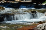 夢(mèng)中的水之流，夢(mèng)中的水之流，追尋心靈的寧?kù)o與深邃。