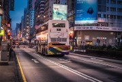 【美股】納指收跌4%創(chuàng)2022年9月以來最大跌幅，特斯拉重挫15%距高點(diǎn)已腰斬