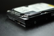 主板在計算機硬件中的作用是什么？這種作用如何影響系統(tǒng)性能？