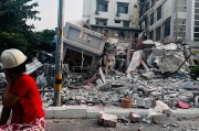 “相當于約一千顆原子彈”！強震后的緬甸曼德勒40℃高溫，中國翡翠商人擠在后備廂緊急逃難