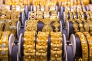 金價(jià)回調(diào)，部分品牌金飾價(jià)格跟跌！上車還是離場？