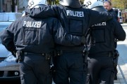緊急警情通報，市區(qū)發(fā)生系列盜竊案，警方全力追捕嫌疑人，市區(qū)盜竊案頻發(fā)，警方全速追捕在逃嫌疑人