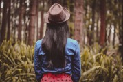 女人夢到頭發(fā)掉了好多，解析夢境與心理暗示，女人夢到頭發(fā)大量掉落的心理暗示與解析