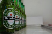 飛天茅臺散瓶跌破2300還沒止跌，原箱2365元，茅臺先穩(wěn)股價(jià)超30億元首次回購