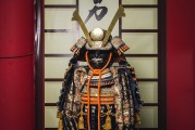鎧甲勇士，自由戰(zhàn)神是一款由日本萬代南夢宮公司研發(fā)并發(fā)行的動作冒險類手游。在游戲中，玩家將扮演鎧甲勇士，在多元化的關(guān)卡中擊敗各種強大的敵人，并收集和培養(yǎng)角色的裝備、技能等元素，提升自己的戰(zhàn)斗力。，鎧甲勇士，自由戰(zhàn)神