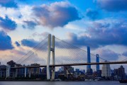 滄州市是河北省的一個(gè)地級(jí)市，位于河北省南部。自古以來(lái)就是我國(guó)的京畿重地和軍事要塞，有著深厚的歷史文化底蘊(yùn)。在過(guò)去的歲月中，滄州市以其豐富的旅游資源和眾多的文化活動(dòng)吸引了大量的游客。，滄州市，歷史悠久，旅游資源豐富