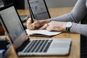 剖析在進(jìn)行數(shù)據(jù)分析時如何利用 Analytics 網(wǎng)站流量，Analytics 網(wǎng)站流量，數(shù)據(jù)驅(qū)動的分析和優(yōu)化策略