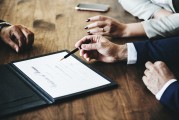 如何評價一個企業(yè)的綜合實力？這種評價應(yīng)基于哪些指標？
