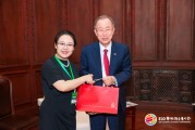 潘基文向蔡磊贈(zèng)送人參，蔡磊期待未來與潘基文中心攜手攻克漸凍癥