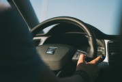如何安全拆卸邁銳寶車型的手套箱？這種拆卸對車輛內部安全有何影響？