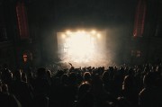 新聞連播，見(jiàn)證時(shí)代變遷，傳遞社會(huì)聲音，新聞連播，記錄時(shí)代脈搏，傳播社會(huì)強(qiáng)音