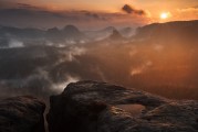 免費(fèi)下載恐龍游戲，你的冒險(xiǎn)旅程從此開(kāi)始，發(fā)掘失落的王國(guó)，海量恐龍游戲等待你下載！