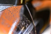 如何去除汽車玻璃油膜？這種清潔方法對視線清晰度有何影響？