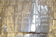 國際金價再創(chuàng)新高，水貝市場576元/克價格逼近前期高點！金條商家稱當前價位“不好把握是該買還是該賣”