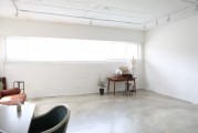 如何進行墻紙貼飾以美化居住空間？這種裝飾技巧對家居風格有何影響？