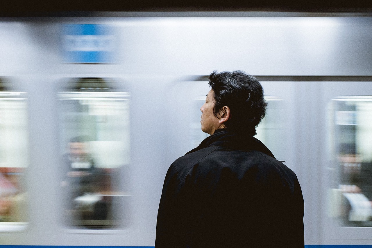 夢(mèng)中的時(shí)間緊迫，趕火車(chē)的焦慮與挑戰(zhàn)