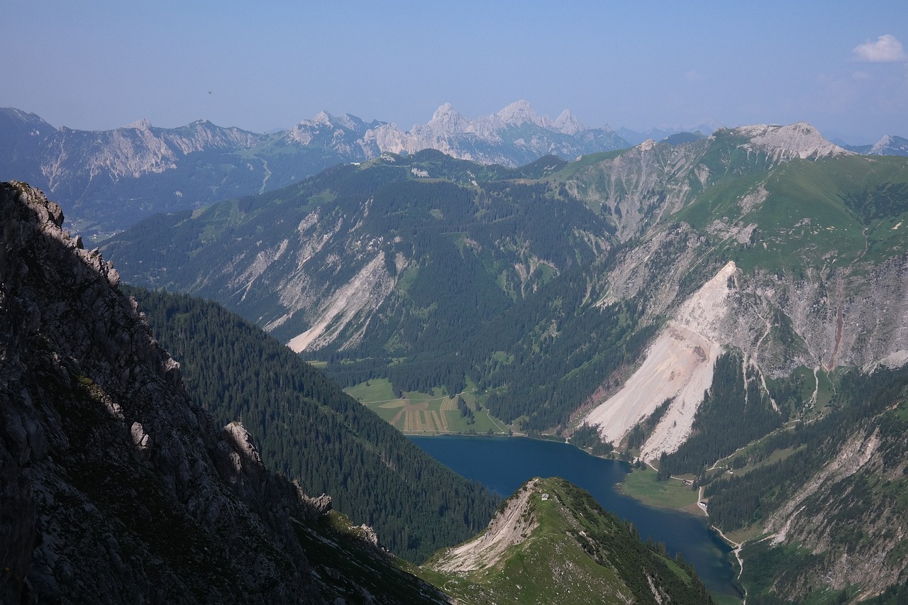 夢魘之境——山體滑坡的驚懼與思考，山體滑坡的驚懼與思考，夢魘之境的挑戰(zhàn)