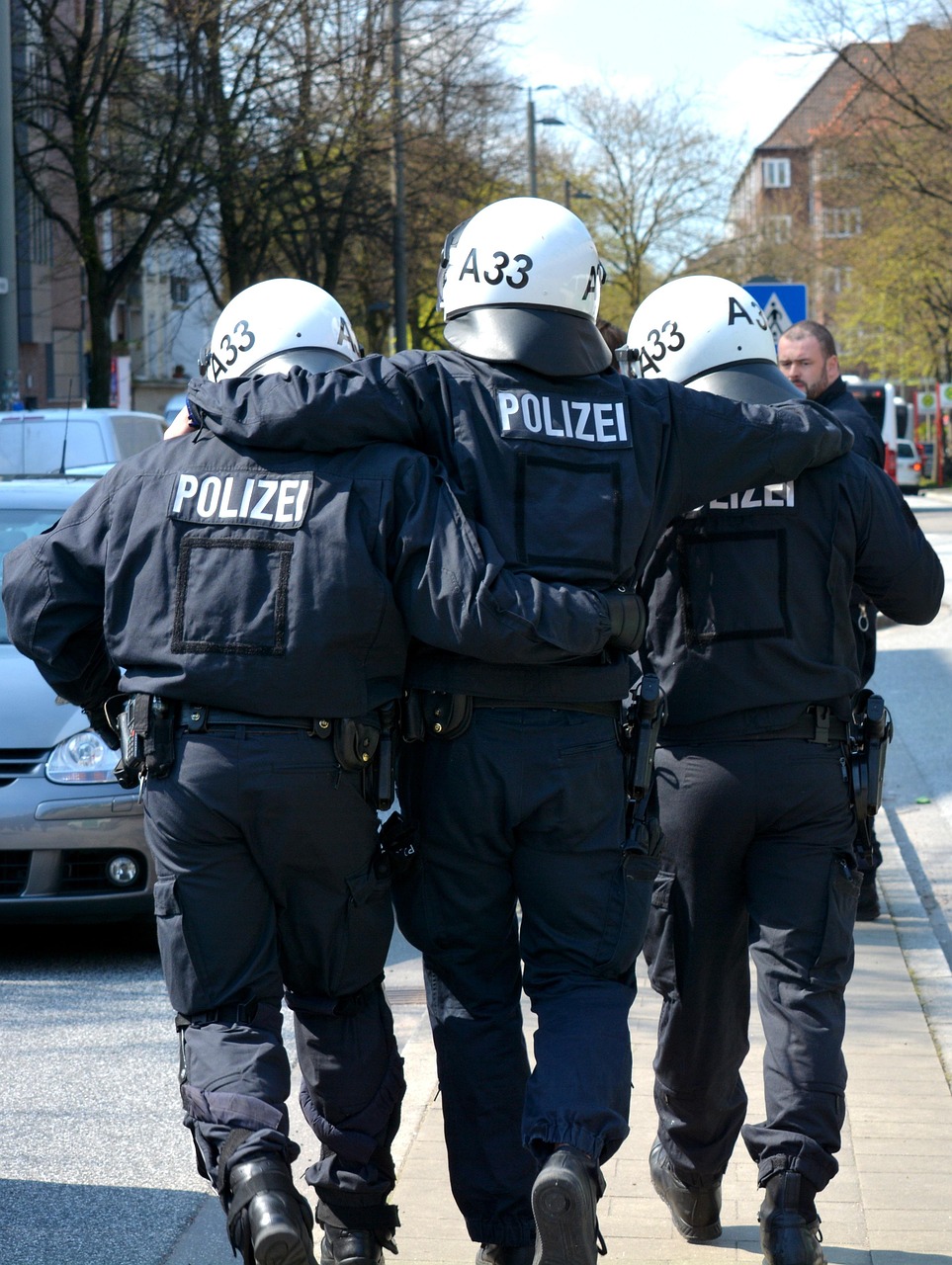 緊急警情通報(bào)，市區(qū)發(fā)生系列盜竊案，警方全力追捕嫌疑人