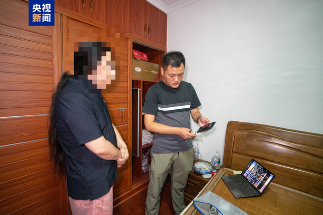 67人搶占倒賣(mài)博物館門(mén)票被抓!警方全鏈條打擊“技術(shù)黃?!?></p>
<p> 經(jīng)過(guò)循線追蹤,民警又抓獲了軟件 *** 者蔡某,據(jù)從事多年軟件開(kāi)發(fā)的蔡某供述,他近年來(lái)一直跟上海某公司合作。去年,該公司負(fù)責(zé)人姚某甲應(yīng)南京某旅行社負(fù)責(zé)人金某請(qǐng)求,找他研發(fā)針對(duì)南京熱門(mén)文旅場(chǎng)館的搶票軟件。</p>
<p> 該搶票軟件在2023年底正式上線,僅需零點(diǎn)零幾秒即可完成購(gòu)買(mǎi)門(mén)票全流程。</p>
<p> 金某、姚某等人也相繼歸案。目前,蔡某等多名犯罪嫌疑人因涉嫌破壞計(jì)算機(jī)信息系統(tǒng)罪,被采取刑事措施。</p>
<p> 在充分總結(jié)、汲取前期案件辦理的經(jīng)驗(yàn)后,南京警方在“黃牛- *** -旅行社-技術(shù)員”的全鏈條打處流程外,又探索出了一條“高頻異常數(shù)據(jù)-技術(shù)員- *** -黃牛”的擊穿打擊新路子。</p>
<p> 為精準(zhǔn)打擊涉文旅“黃?!被疑a(chǎn)業(yè)鏈,南京警方與南京博物院緊密對(duì)接,開(kāi)展深度研判,陸續(xù)發(fā)現(xiàn)了多個(gè)異常IP地址。這些異常IP地址往往短時(shí)間內(nèi)發(fā)送大量人工操作無(wú)法實(shí)現(xiàn)的異常請(qǐng)求行為,時(shí)間間隔縮短至毫秒級(jí)別,日均訪問(wèn)預(yù)約系統(tǒng)2000多次。</p>
<p> 經(jīng)網(wǎng)上網(wǎng)下多維度工作,民警研判出潛伏在異常IP背后的犯罪嫌疑人——貴州某旅行社法定代表人王某某。</p>
<p> 今年9月19日,南京警方兵分多路,抓獲犯罪嫌疑人7人。</p>
<p> 在王某某的電腦上,民警發(fā)現(xiàn)除南京博物院外,還涉及國(guó)家博物館、人民大會(huì)堂、上??萍拣^等十多個(gè)景區(qū)的“搶號(hào)軟件”,其背后的開(kāi)發(fā)者為已到案的廣東人何某某。</p>
<p><p style=