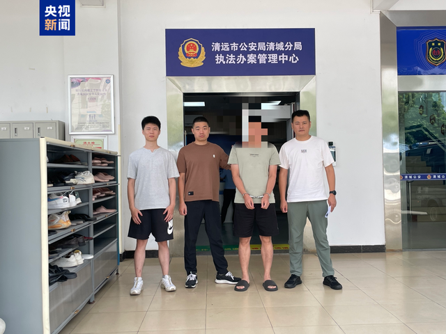 67人搶占倒賣(mài)博物館門(mén)票被抓!警方全鏈條打擊“技術(shù)黃?!?></p>
<p> 王某某供述,他年前與何某某通過(guò) *** 交流“搶號(hào)”結(jié)識(shí),何某某負(fù)責(zé)開(kāi)發(fā)國(guó)內(nèi)熱門(mén)景區(qū)“搶號(hào)軟件”程序進(jìn)行批量搶號(hào),王某某獨(dú)享售票利益,但需一次性向何某某支付5000-8000元不等的軟件開(kāi)發(fā)費(fèi)用以及后續(xù)的軟件升級(jí)維護(hù)費(fèi)。</p>
<p> 王某某與妻子不僅利用自家旅行社平臺(tái)招攬游客,還對(duì)接下游旅行社,暑期以來(lái)已搶預(yù)約號(hào)過(guò)萬(wàn)張,非法獲利近百萬(wàn)元。</p>
<p><p style=