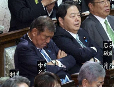 日本政府回應(yīng)石破茂選舉時“打瞌睡”，有網(wǎng)民不買賬：這是在瀆職
