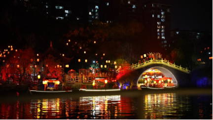 水上苗鄉(xiāng)數(shù)字夜游，光峰科技以崖壁為幕打造光影世界