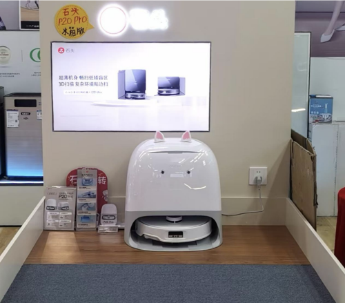 年輕人追捧“電子年貨”！掃地機器人熱銷，科技感與煙火氣交融｜新春走基層