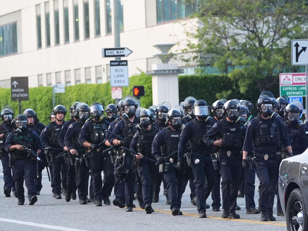 洛杉磯亂了！特朗普下令部署國民警衛(wèi)隊(duì) 防長(zhǎng)稱或出動(dòng)軍隊(duì)