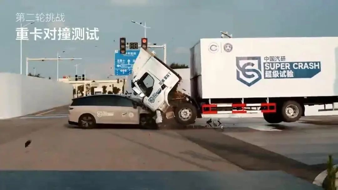 i8“碰撞門”炸鍋！理想主義墜落時刻？